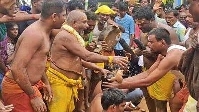 கரூர்: தலையில் தேங்காய் உடைக்கும் திருவிழா!